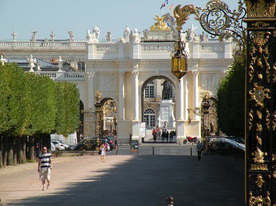  Arc Héré vu depuis la place de la Carrière